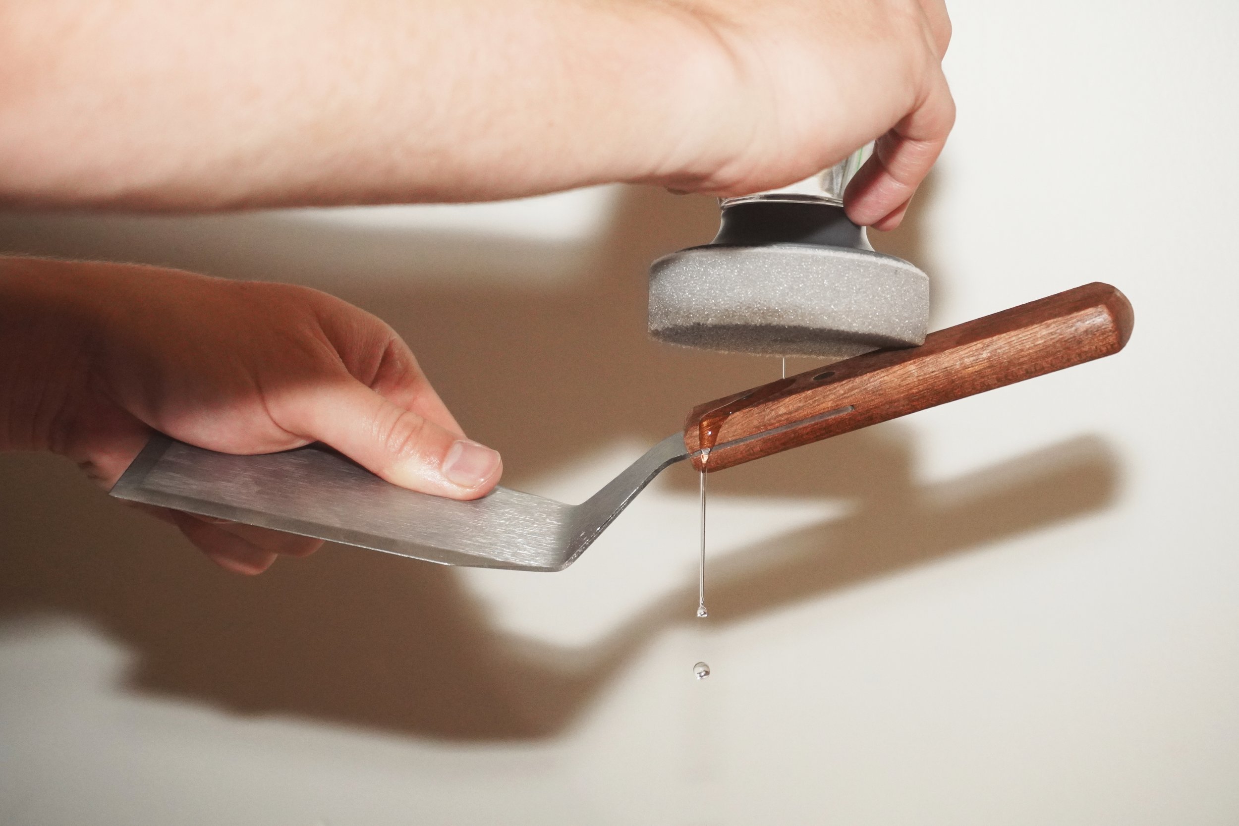 No-Mess Cutting Board Oiling Tool — 2